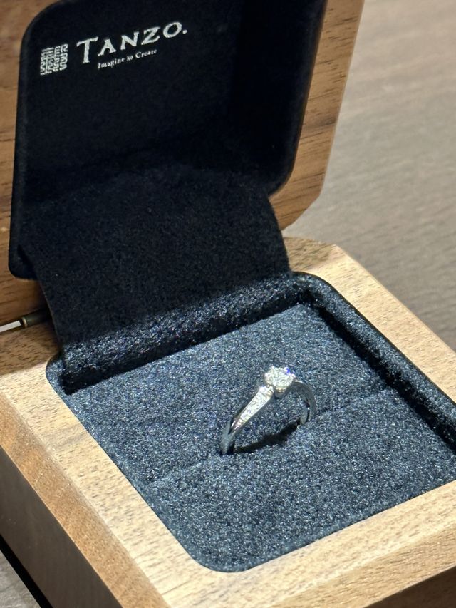 婚約指輪(ケース入り)