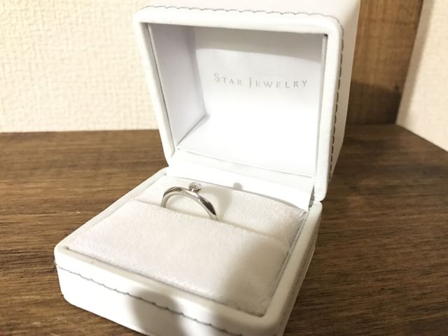 スタージュエリーの婚約指輪です。