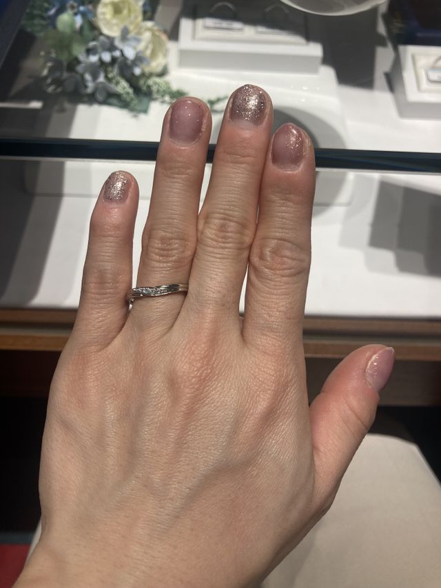 V字のラインのものです。太さが少しあります。