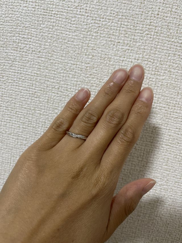 手が黒くてもプラチナのおかげで指輪が映えて綺麗です♩