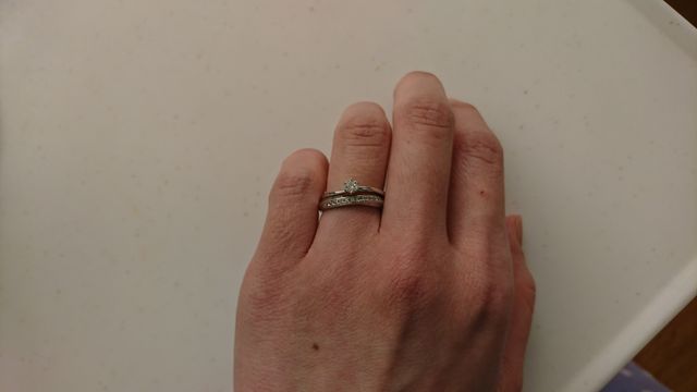 結婚指輪と婚約指輪を重ねてつけた状態