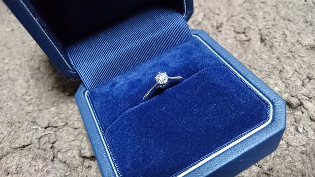 実用性のあるシンプルさなのにダイアモンドが最大限に輝く指輪