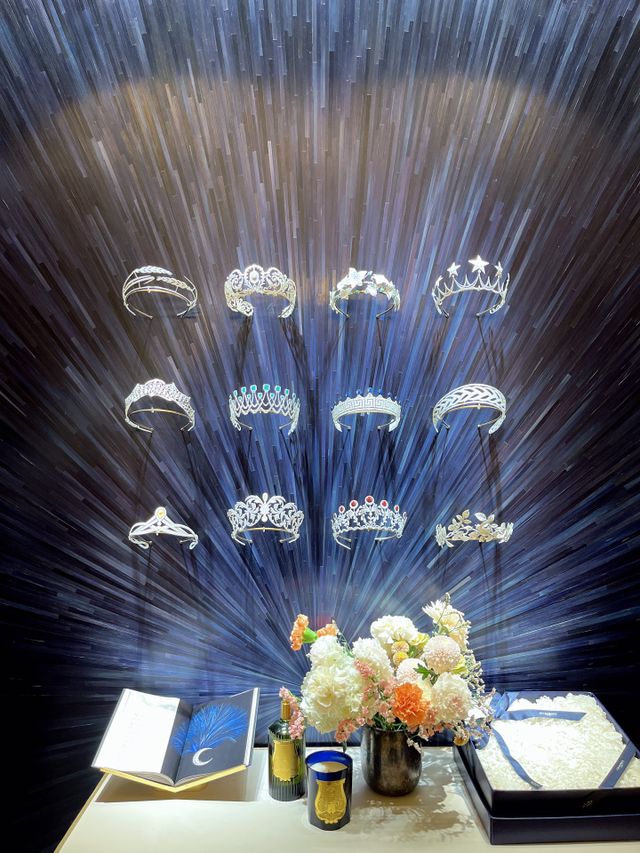 店内には美しいティアラが展示されています。