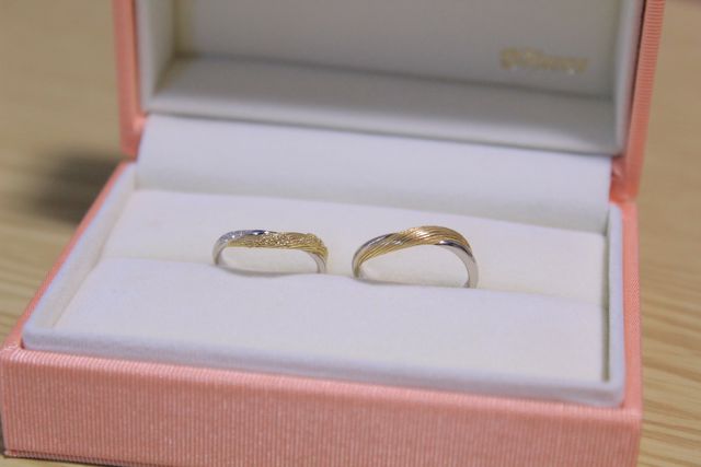 ラプンツェルの髪の毛をイメージした結婚指輪です。