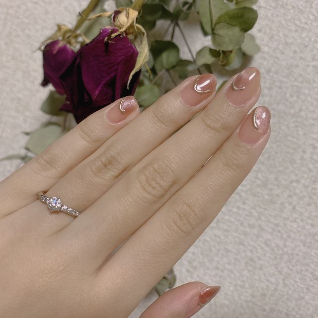 華奢な指にも馴染む華やかなリングです