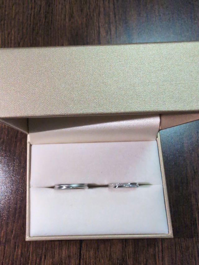 形と婚約指輪に合うものを選んでこだわった指輪です。