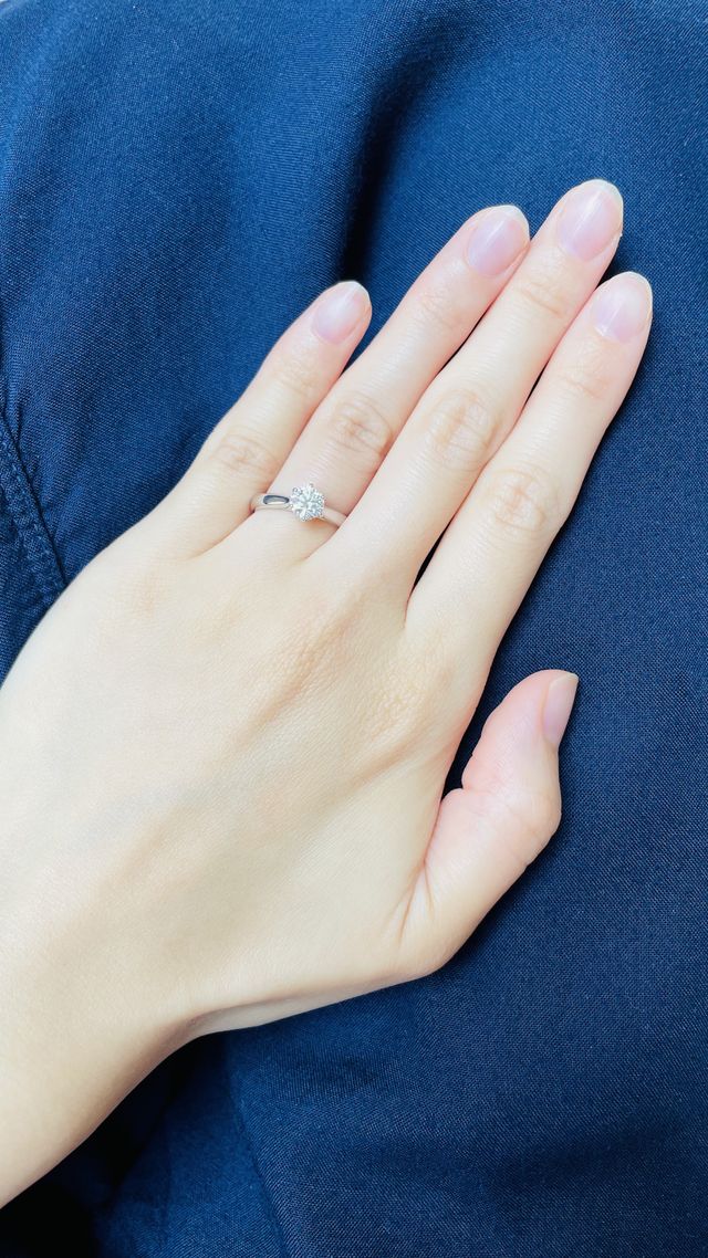 自然光の下で撮りました。