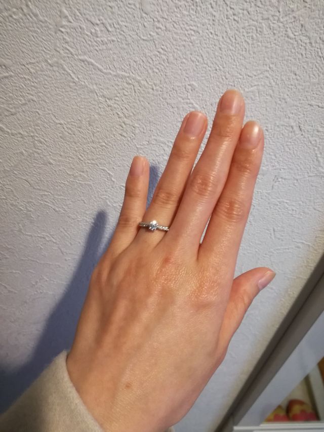 照明の下で見ると、キラキラして綺麗です。