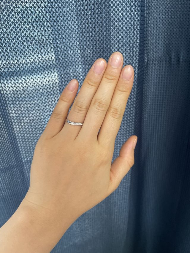 ウェーブにメレダイヤがついてます