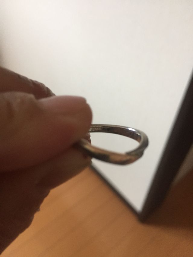 イニシャルと記念日の刻印がされています