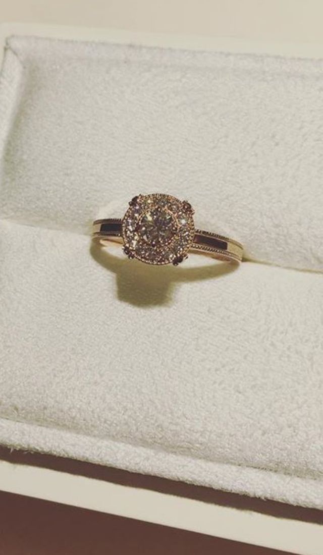 大きなダイヤの周りに小さなダイヤがちりばめられています。