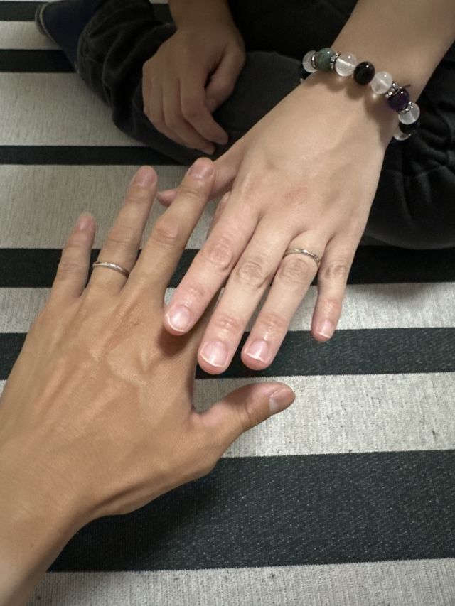 結婚指輪つけてます
