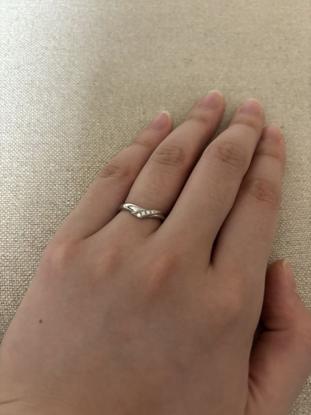 V字でとても指が長く見えます