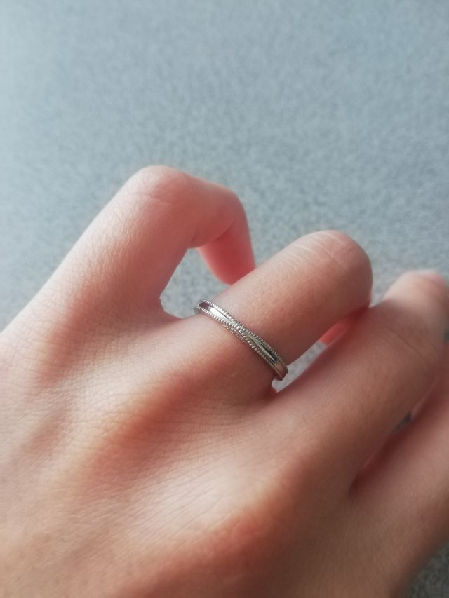 側面の上下にのみダイヤ、表面はミル打ちのデザインです。