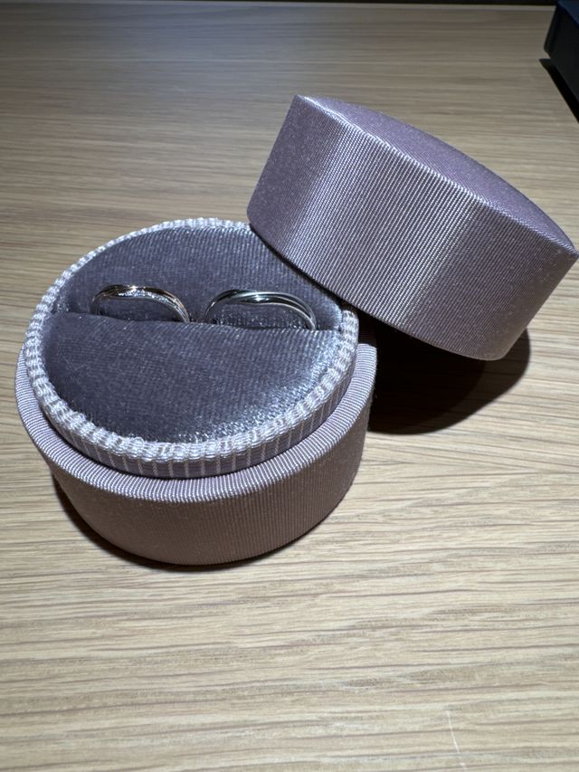 婚約指輪とは違うブランドだが、重ね付けしやすいのがおすすめ。