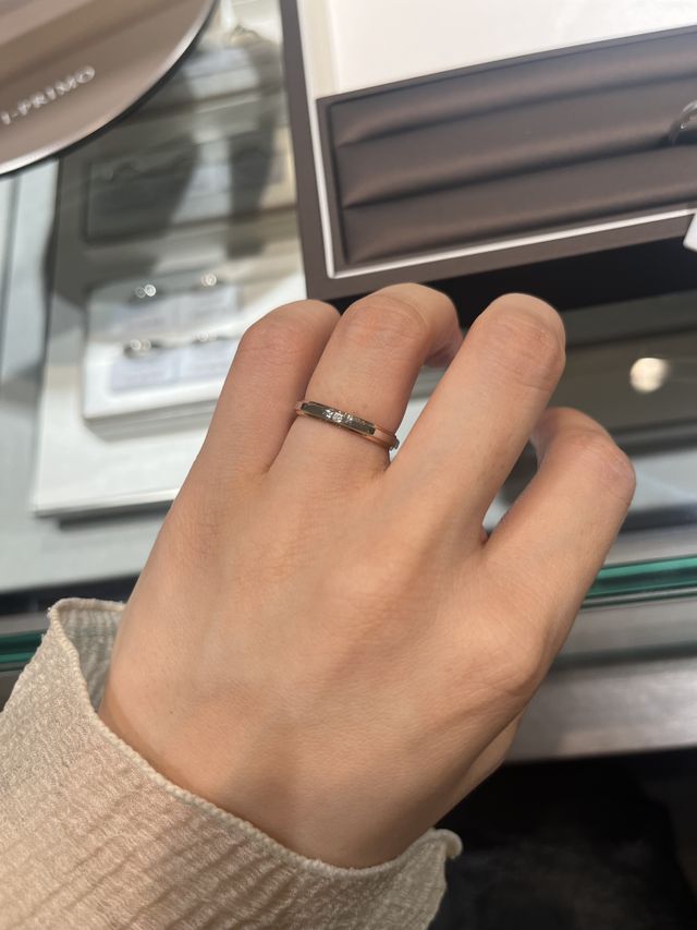 シンプルで真ん中にダイヤと、上下がゴールドになっています。