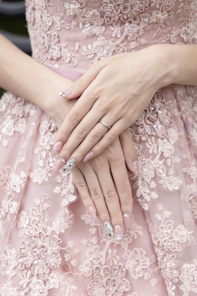 結婚式の時の写真。指を細く綺麗に見せてくれるようなデザイン