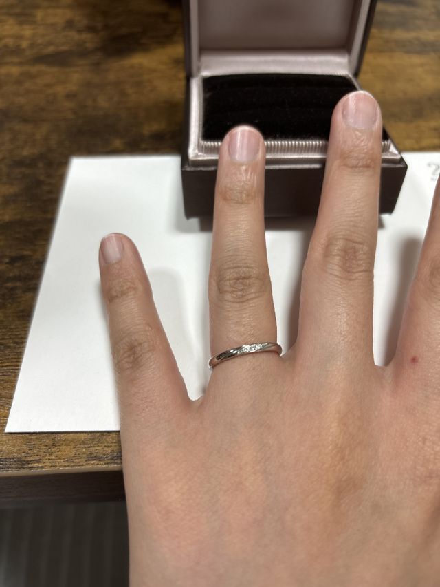 シンプルなストレートで斜めにうっすらラインが入ってます

