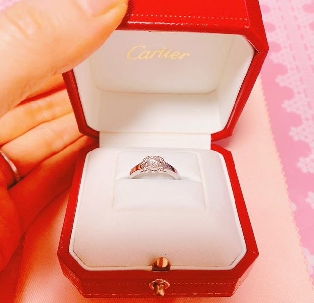 真ん中にある大きめのダイヤがキラキラと美しく輝きます。