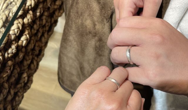 気になった指輪を試着させて頂いた
