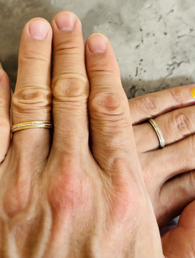 色違いの結婚指輪です。
ゴールドベースとプラチナベース