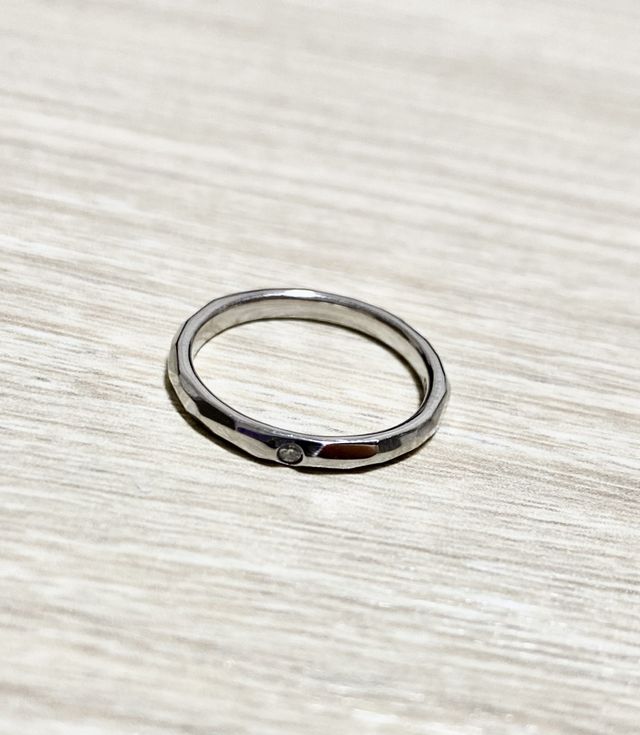 内側にお互いの誕生石が入っています！私のは外側にもストーンが