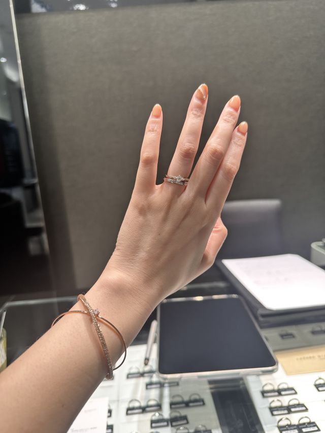 婚約指輪との重ね付けです