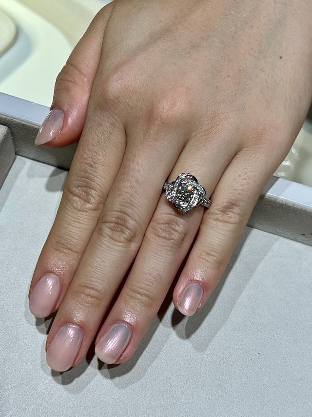 芍薬モチーフです
0.5カラットでも存在感大