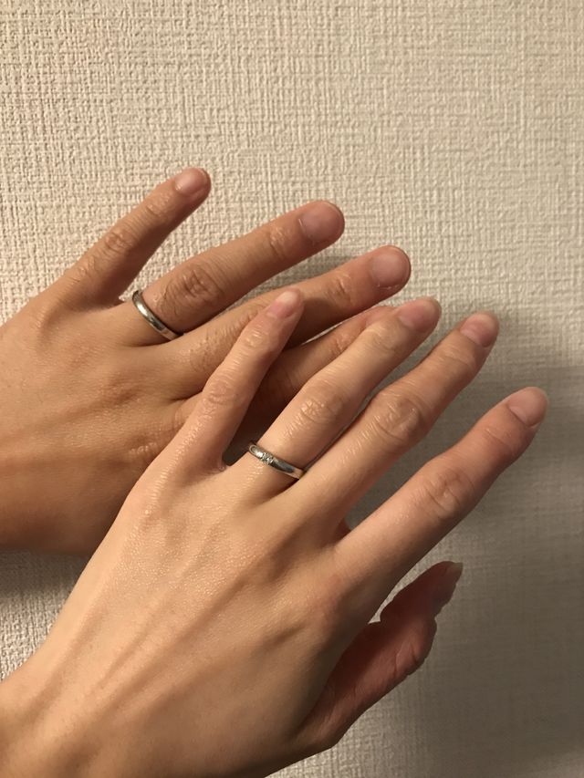 旦那さんはシンプルなリング、私は１つだけ石があるデザインに。