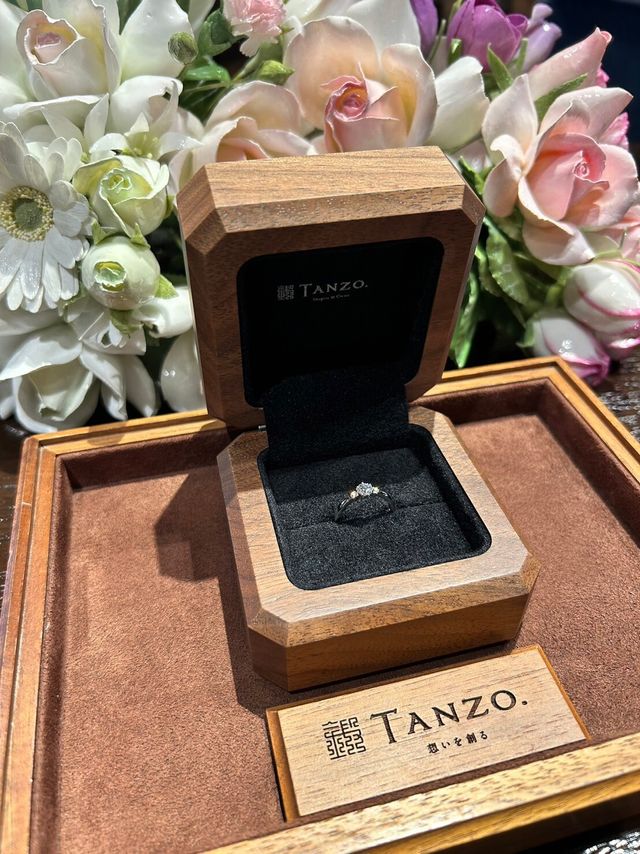 とてもしっかりとしたボックスで重厚感がありました