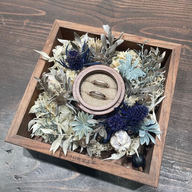 上がマット、下がクリア仕上げのピンクゴールドの指輪です。