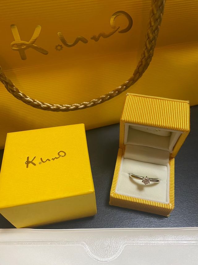 指輪と紙袋と箱です。