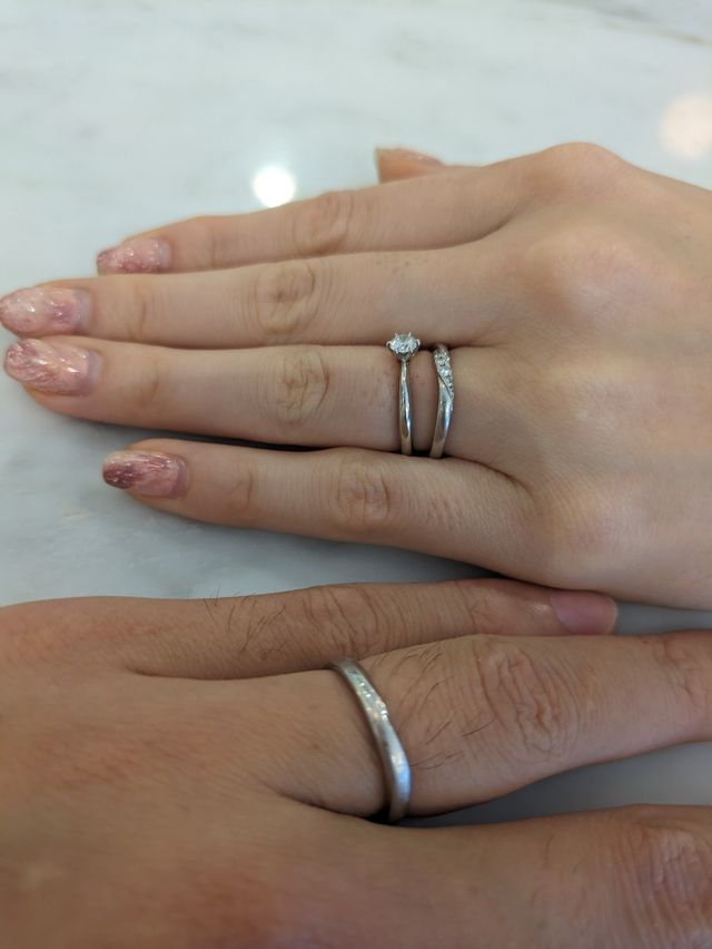 新婦の指輪は下側が今回のレビューの対象です