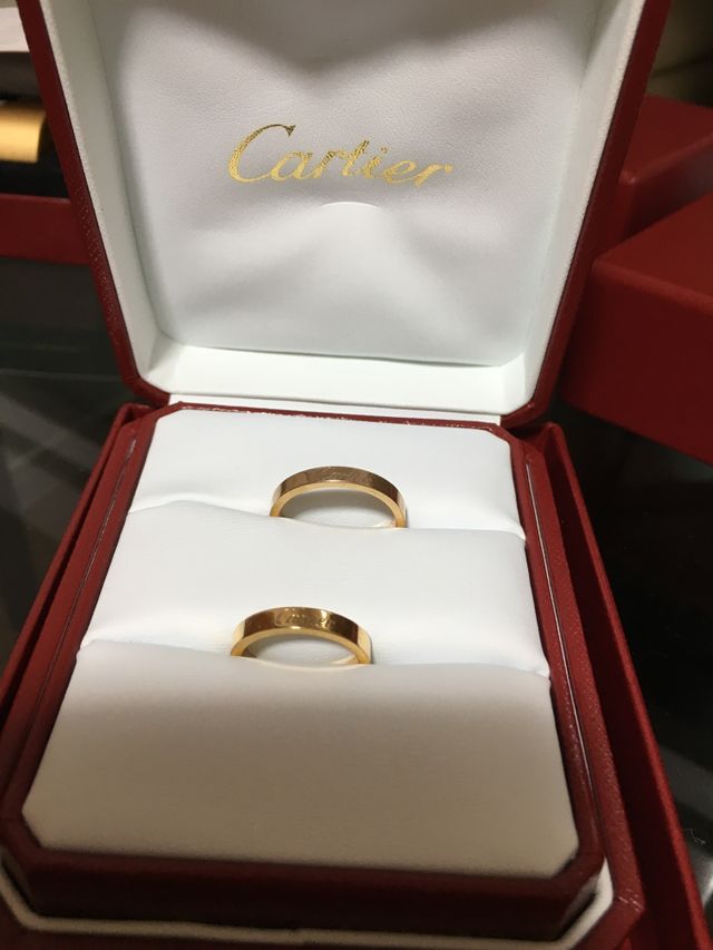 ペアで購入しました。色はピンクゴールドです。