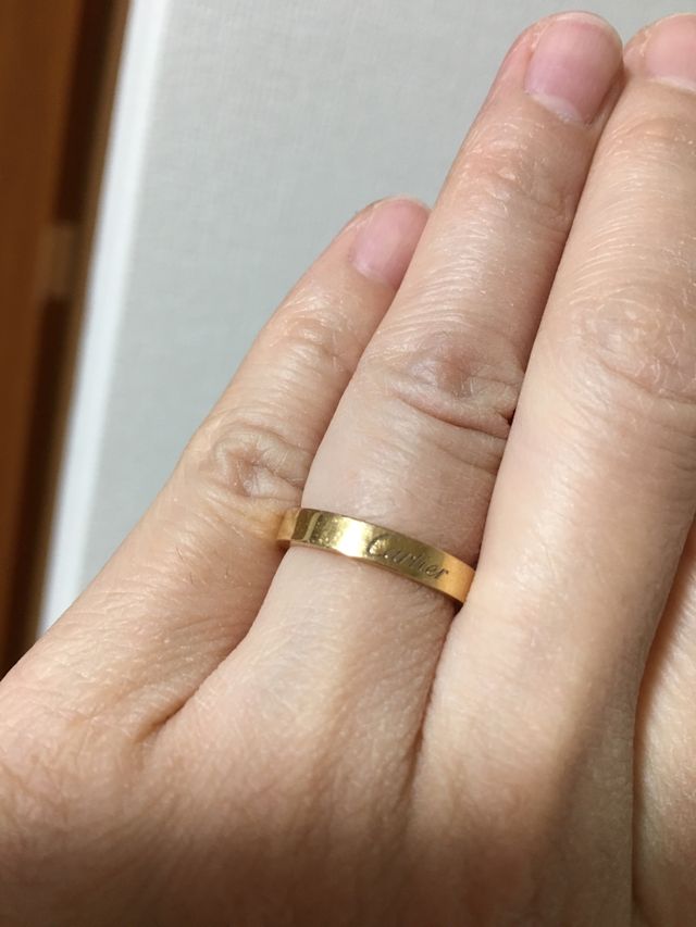 カルティエの文字が入っていて結構厚みもあります。