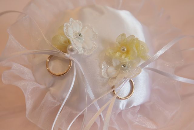 結婚式のリングピローに合わせて撮りました。