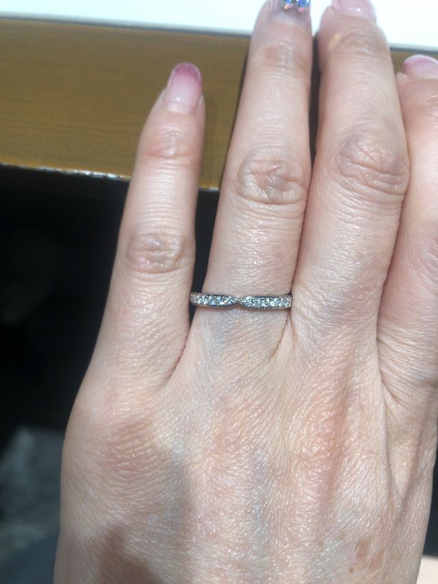 ダイヤがとても輝いており、ライトがなくてもキラキラ綺麗です