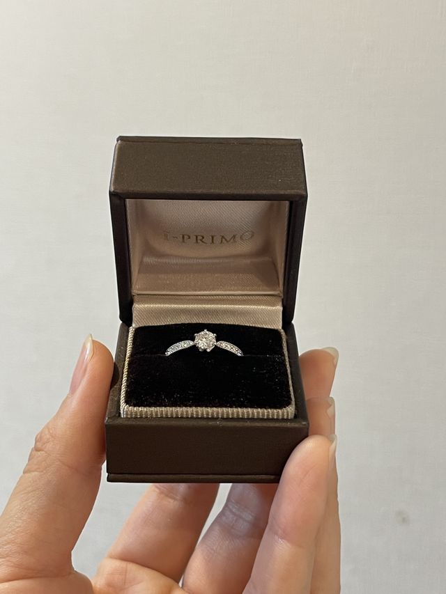 沢山のダイヤが散りばめられているのでキラキラ輝いて綺麗です。