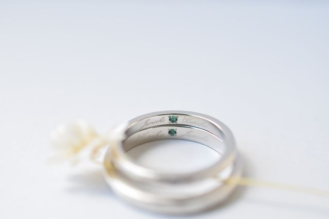 入籍月の5月のエメラルドをお互いの名前の間に入れました。