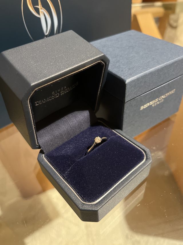 ボックスはシンプルで、指輪の輝きがよりよく見える色味です。