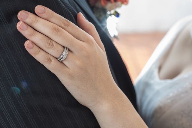 婚約指輪と重ね付けでゴージャス感が増すので気に入っています。