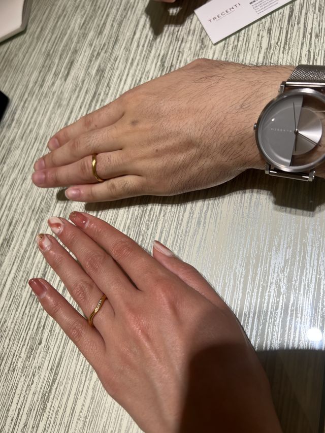 ペアのリング試着写真です。