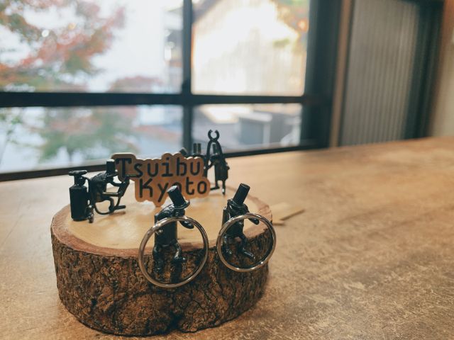 作った指輪を工房のリングピローをお借りして撮った写真