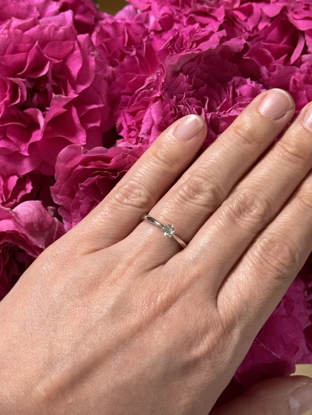 プロポーズで頂いた薔薇を背景に撮影しました。