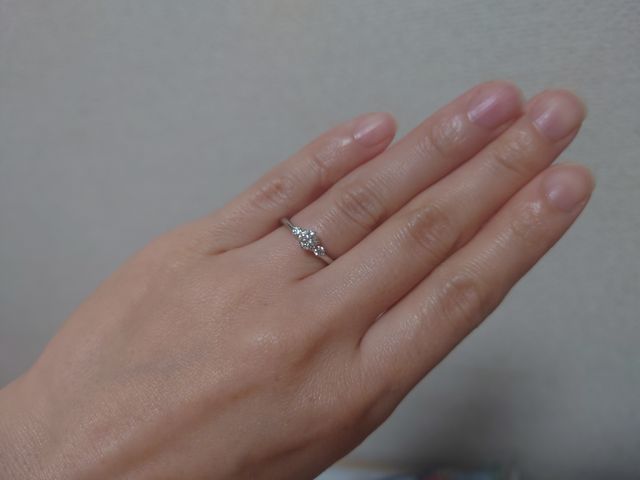3粒ダイヤの婚約指輪。