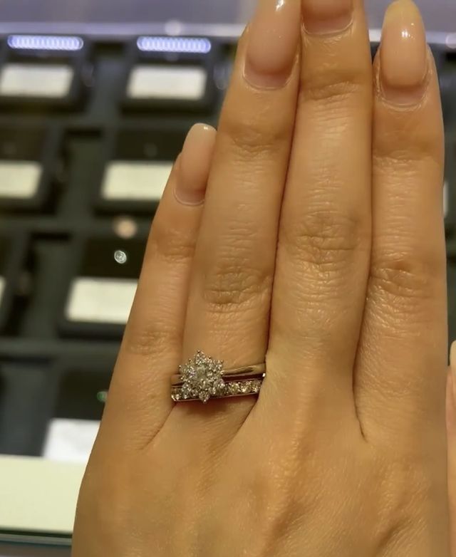 結婚指輪と婚約指輪とのセットの感じを見ました。