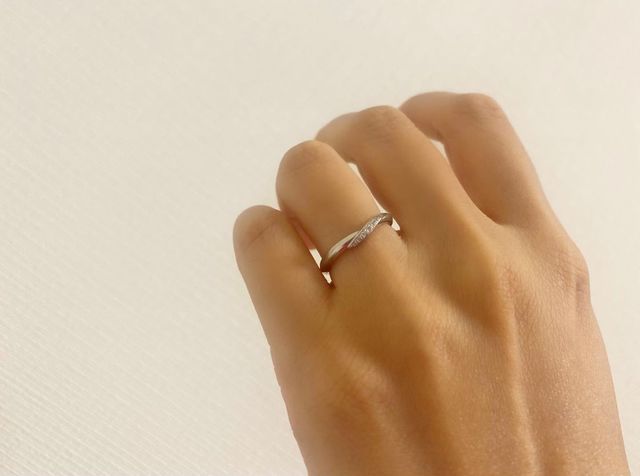 表にはダイヤが8つ。シンプルで着けやすいデザイン。