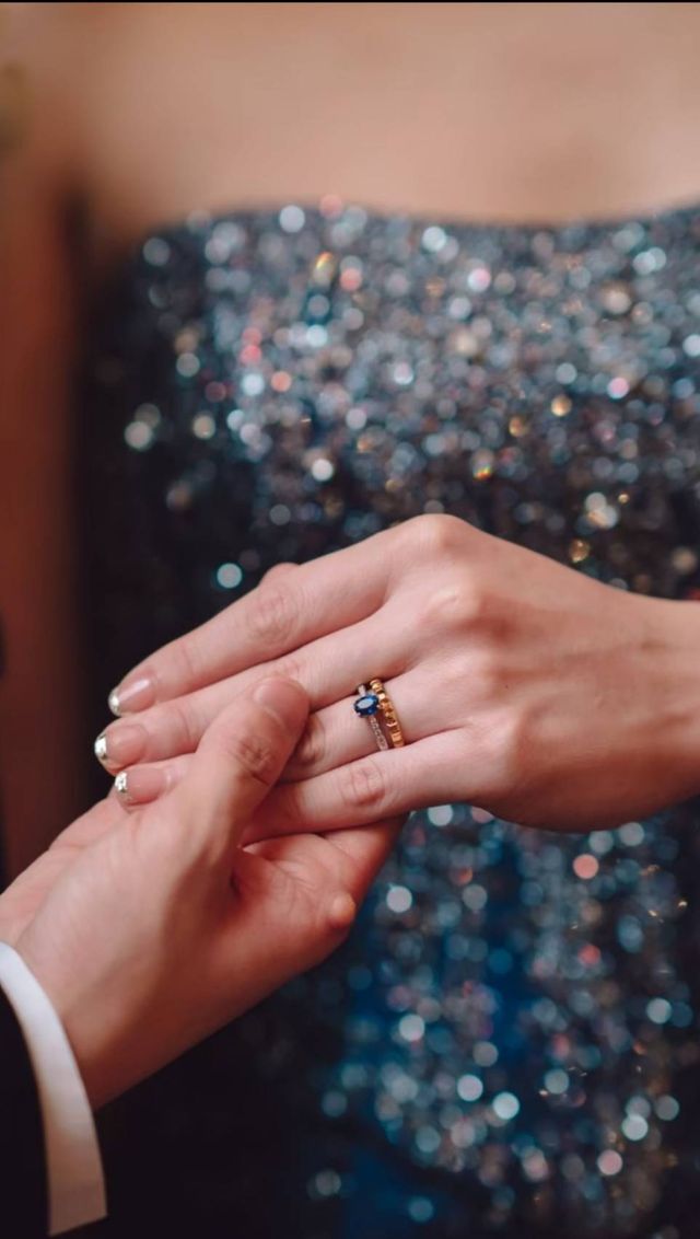 婚約指輪との重ね付けも可愛いです