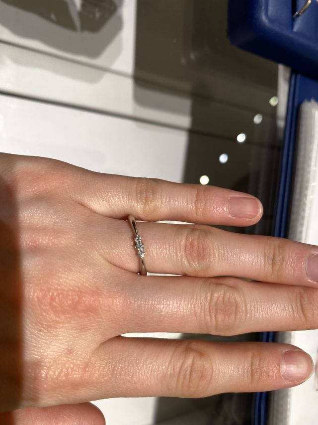 3つのダイヤモンドがとても可愛いです。