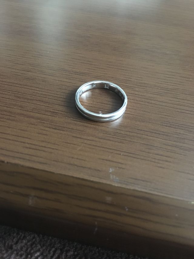 内側には男性用女性用共にダイヤが付いてます